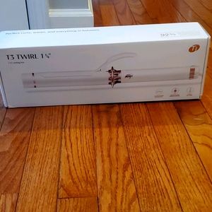 T3 Twirl 1 1/4 curling iron used a few times